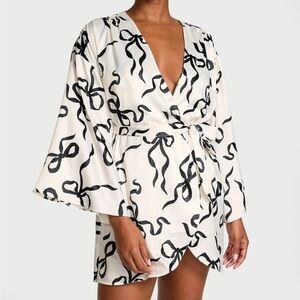 Elegant Black and White Satin Short Women's Robe Size M/L